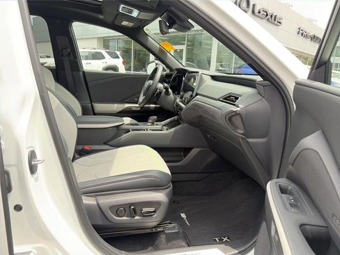 Used 2025 Lexus TX 500h AWD w/ Technology Package image 15