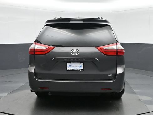 Used 2018 Toyota Sienna LE w/ Carpet Mat Package FWD image 6