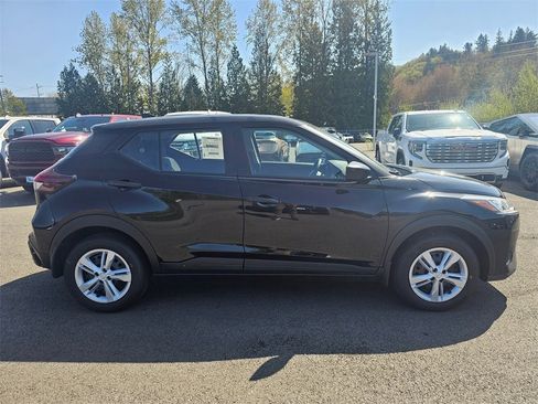 New 2025 Nissan Kicks Play S image 4