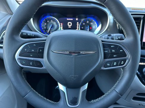 Used 2024 Chrysler Pacifica Touring-L image 26