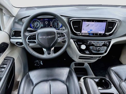 Used 2023 Chrysler Pacifica Touring-L FWD image 21