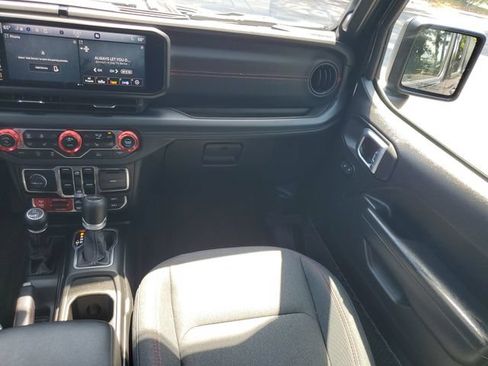 Used 2024 Jeep Gladiator Rubicon w/ Convenience Group AWD/4WD image 16