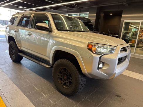 Used 2021 Toyota 4Runner SR5 AWD/4WD image 9