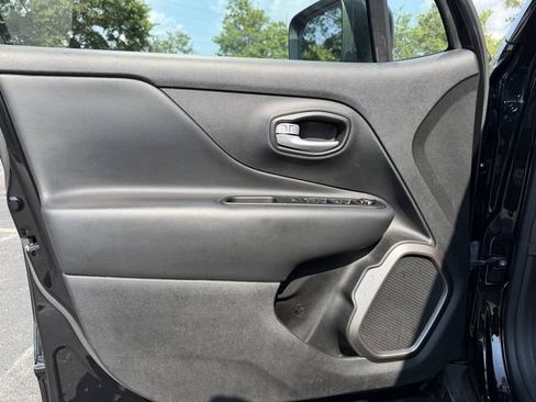 Used 2023 Jeep Renegade Latitude AWD/4WD image 9