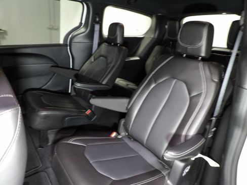 Used 2025 Chrysler Pacifica Select FWD image 13