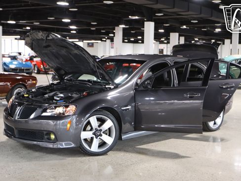 Used 2009 Pontiac G8 GT w/ Premium Package image 2