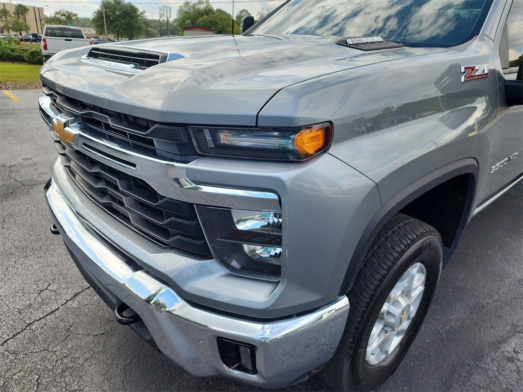 Used 2025 Chevrolet Silverado 3500 LT AWD/4WD image 8
