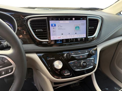 Used 2023 Chrysler Pacifica Limited image 12