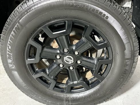Used 2018 Nissan Titan SV w/ SV Convenience Package AWD/4WD image 32
