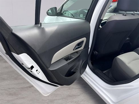 Used 2015 Chevrolet Cruze LS image 11