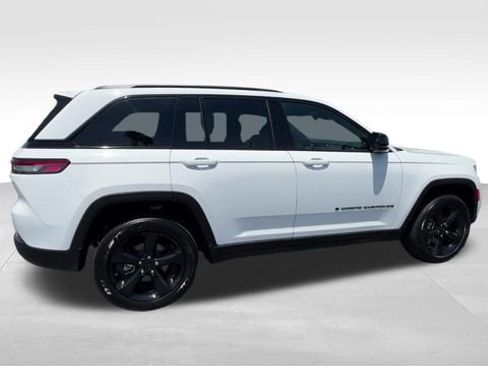 Used 2025 Jeep Grand Cherokee Altitude AWD/4WD image 8