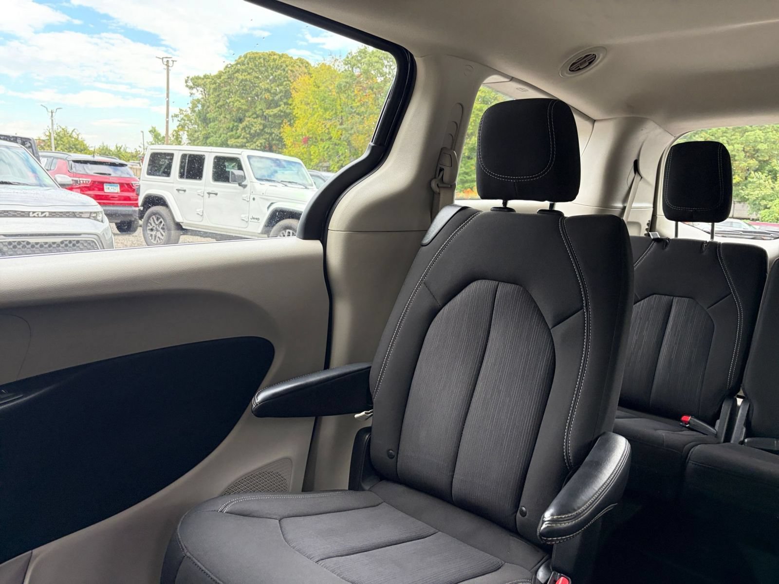 Used 2024 Chrysler Voyager LX FWD image 41