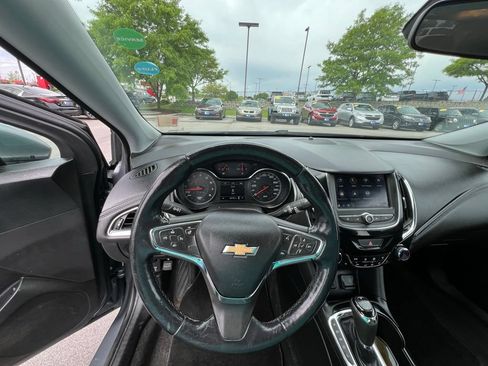 Used 2019 Chevrolet Cruze Premier FWD image 34