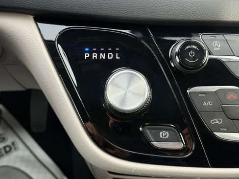 Used 2024 Chrysler Pacifica Touring-L image 28