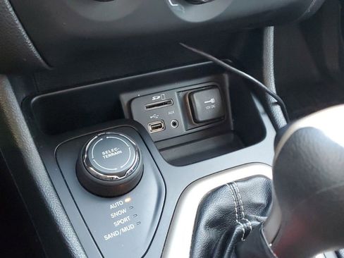 Used 2016 Jeep Cherokee Sport image 28