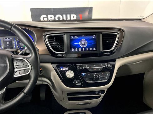 Used 2018 Chrysler Pacifica Touring-L image 7