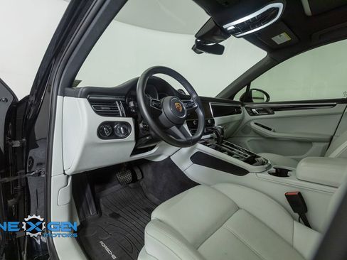 Used 2024 Porsche Macan AWD/4WD image 10