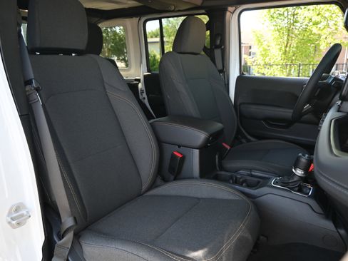 Used 2025 Jeep Wrangler Unlimited Sahara AWD/4WD image 33
