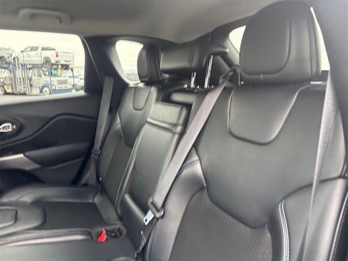 Used 2019 Jeep Cherokee Latitude Plus image 32