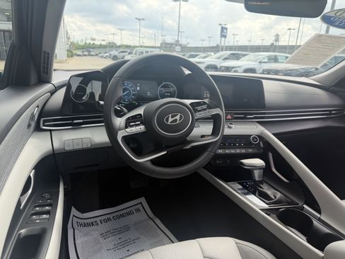 Certified 2025 Hyundai Elantra Limited FWD image 22