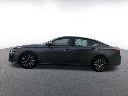 Used 2025 Nissan Altima 2.5 SV FWD image 9