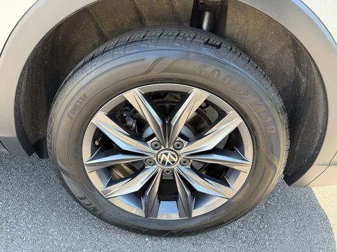 Certified 2023 Volkswagen Tiguan SE FWD image 33
