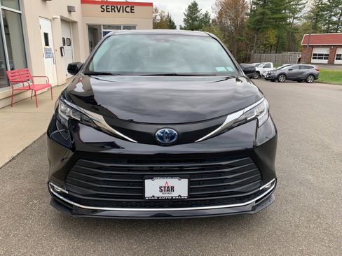 Used 2022 Toyota Sienna XLE image 2