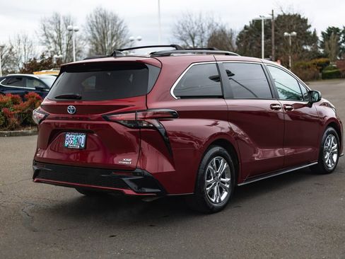 Used 2022 Toyota Sienna XSE w/ XSE Plus Package image 8