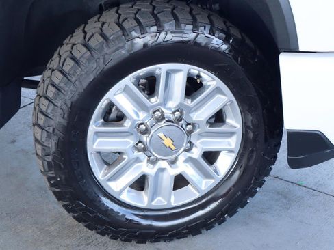 Used 2024 Chevrolet Silverado 2500 High Country w/ High Country Premium Package AWD/4WD image 3