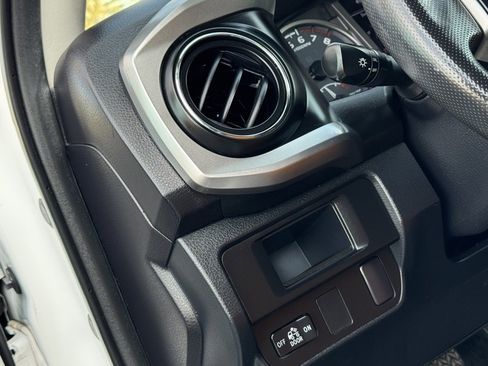 Used 2016 Toyota Tacoma SR5 image 31