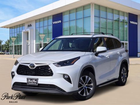 Used 2024 Toyota Highlander XLE image 1