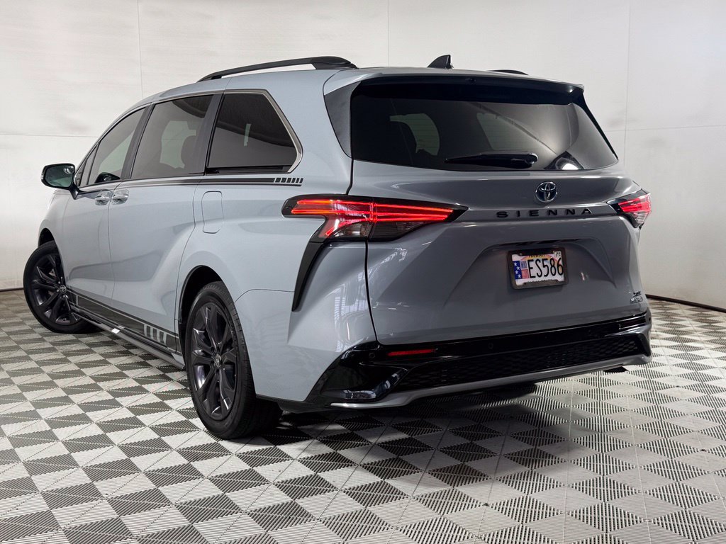 Used 2024 Toyota Sienna XSE FWD image 4