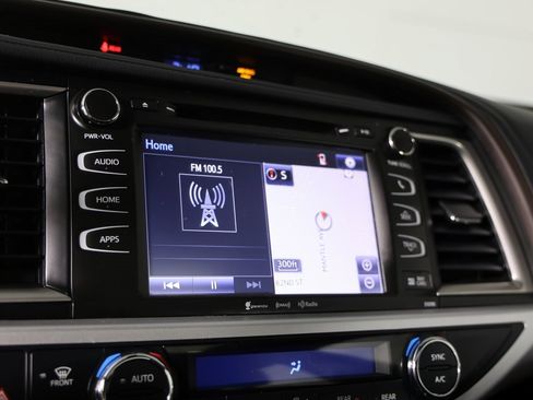 Used 2019 Toyota Highlander XLE image 17