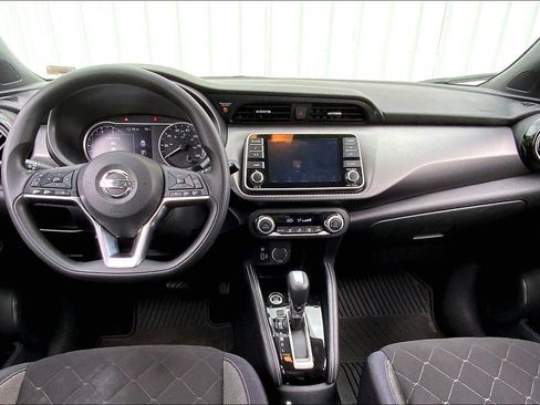 Used 2018 Nissan Kicks SV FWD image 13