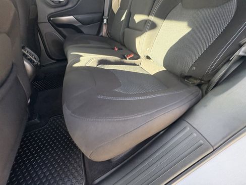 Used 2019 Jeep Cherokee Latitude w/ Cold Weather Group image 22