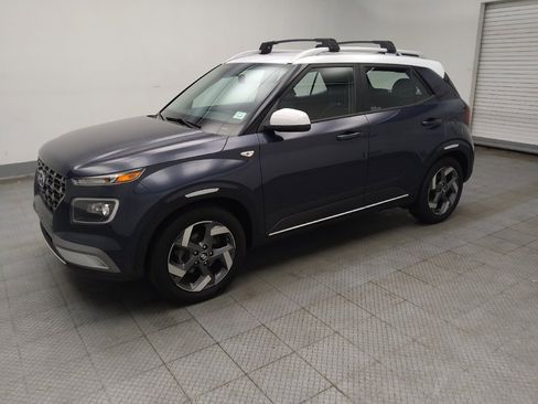 Used 2021 Hyundai Venue FWD image 2