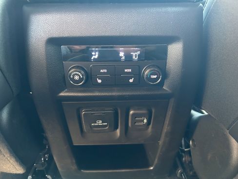 Used 2023 Chevrolet Traverse Premier image 23