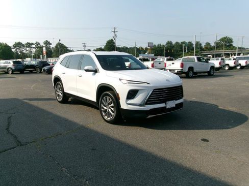 Used 2025 Buick Enclave Preferred AWD/4WD image 4