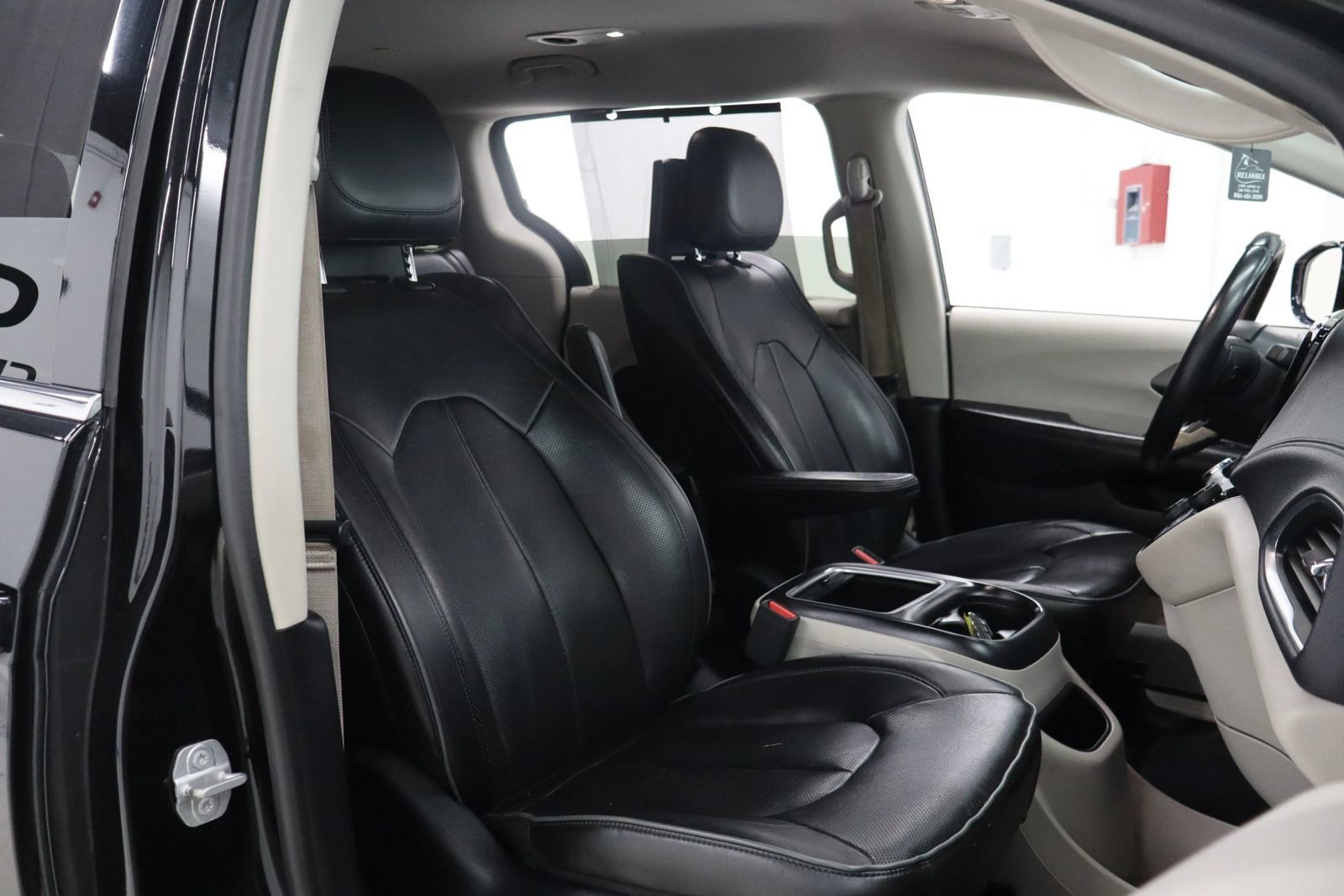 Used 2017 Chrysler Pacifica Limited w/ UConnect Theater Package FWD image 31