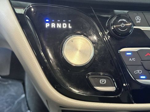 Certified 2024 Chrysler Pacifica Touring-L FWD image 27