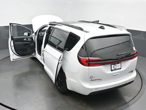 Used 2023 Chrysler Pacifica Limited w/ Uconnect Theater Family Group image 64