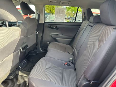 Used 2020 Toyota Highlander LE image 14