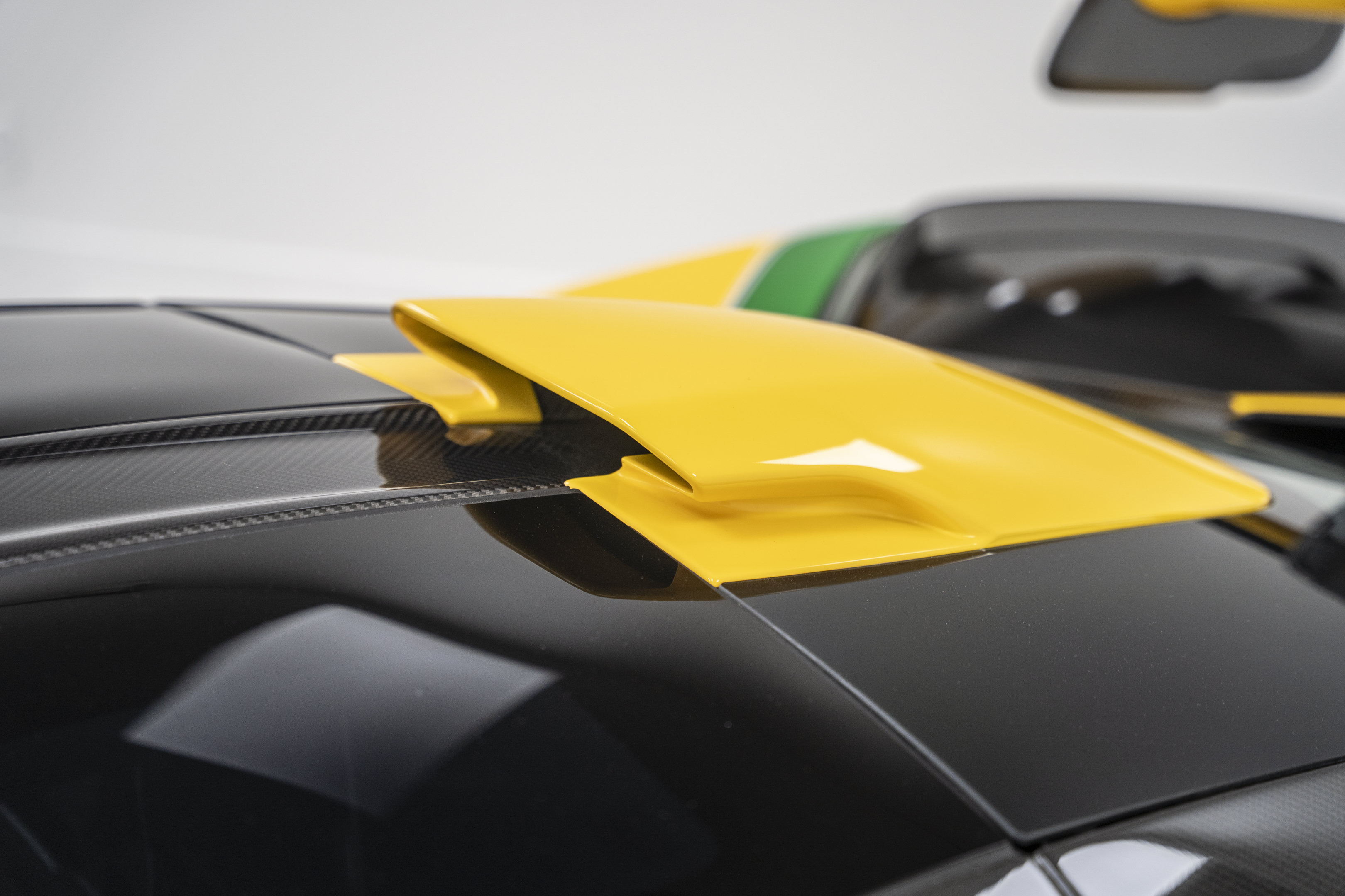Used 2019 McLaren Senna RWD image 17
