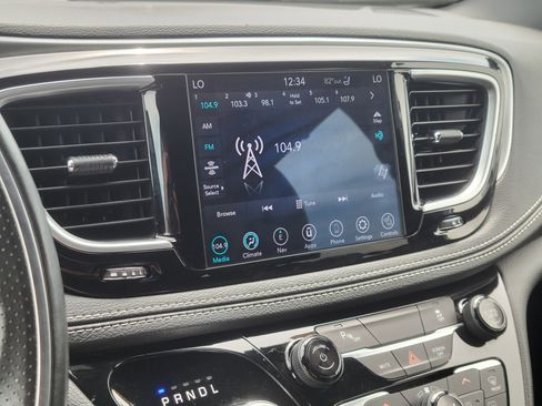 Used 2020 Chrysler Pacifica Limited w/ S Appearance Package FWD image 18
