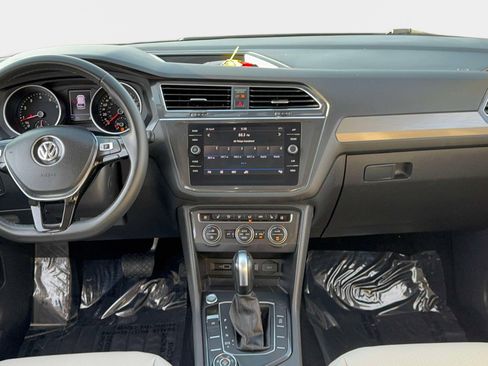Used 2020 Volkswagen Tiguan SE w/ Panoramic Sunroof Package image 12