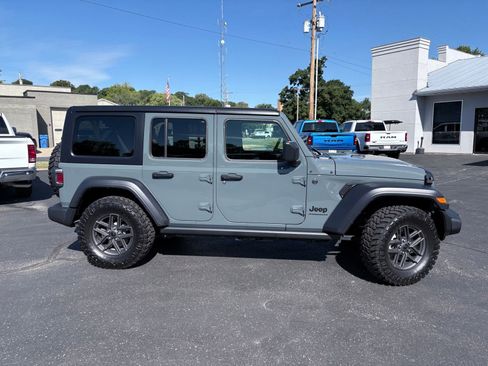 Used 2024 Jeep Wrangler Sport S image 5
