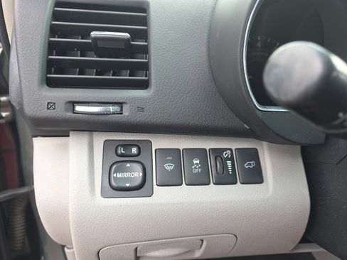 Used 2011 Toyota Highlander SE w/ Tow Pkg image 18