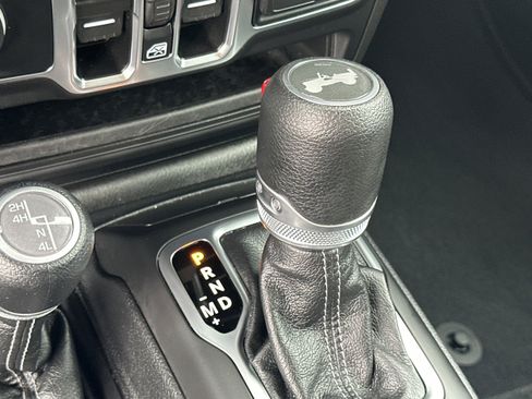 Used 2025 Jeep Wrangler Unlimited Sahara AWD/4WD image 29