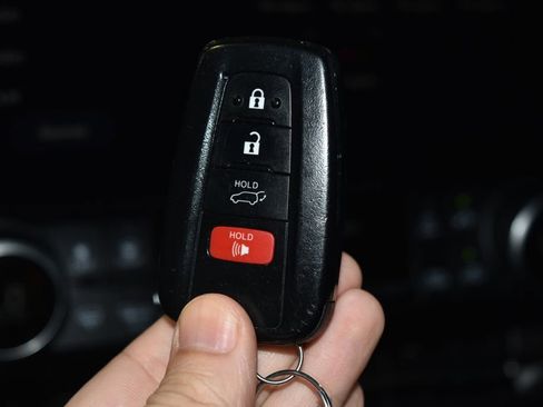 Used 2023 Toyota Highlander XLE image 17