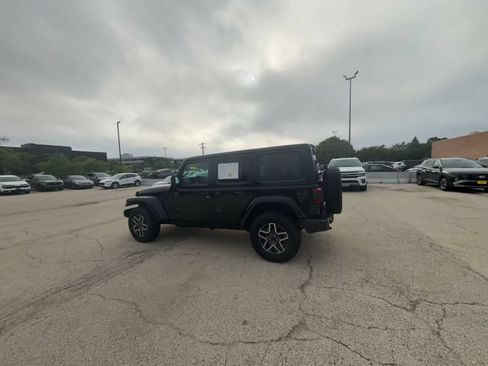 Used 2025 Jeep Wrangler Unlimited Sahara AWD/4WD image 8